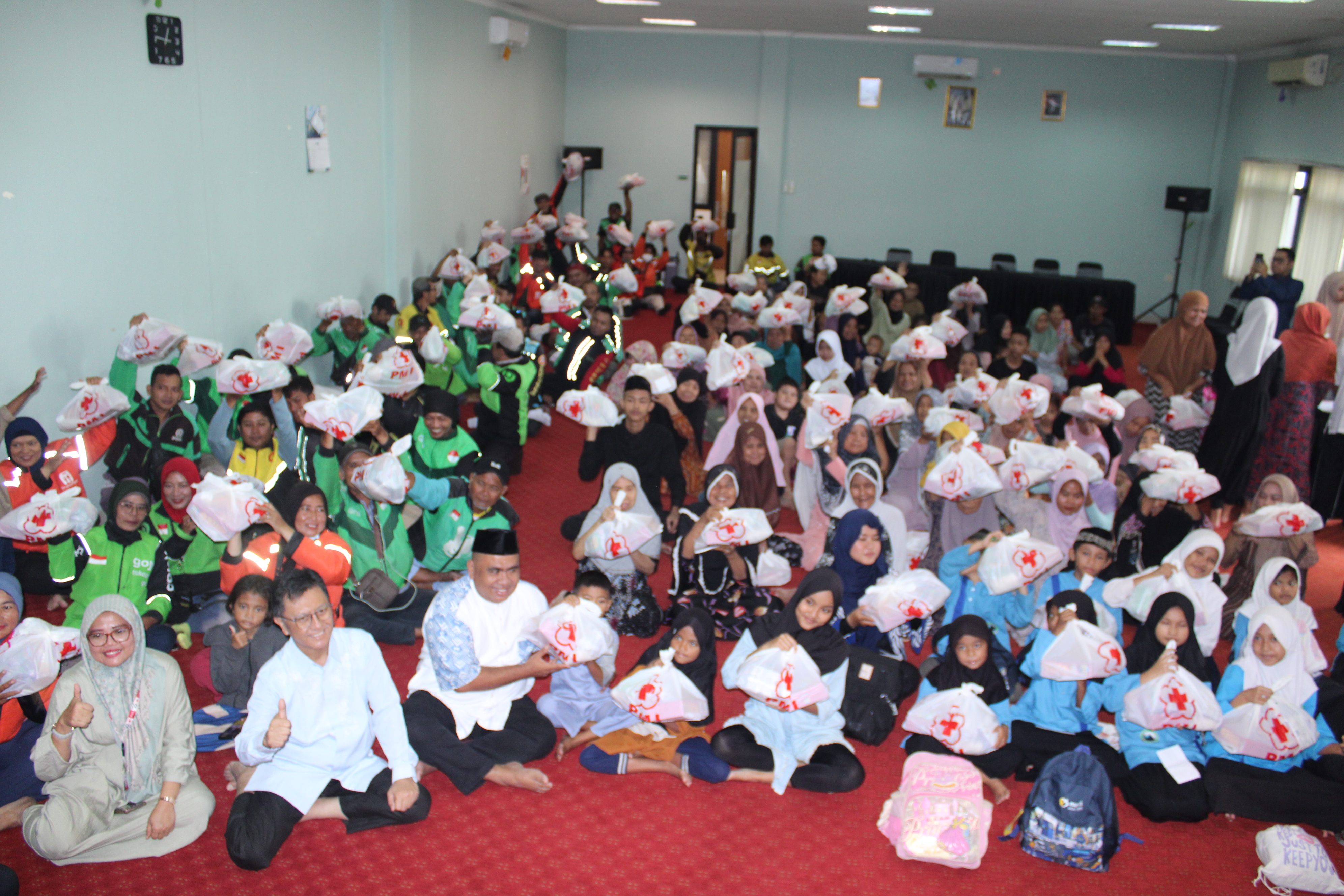 PMI Banten Bagikan Ratusan Paket Sembako ke Go-Jek, Yatim Piatu Hingga Janda