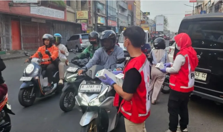 Waspada Abu Vulkanik Anak Krakatau, PMI Banten Bagikan Ribuan Masker